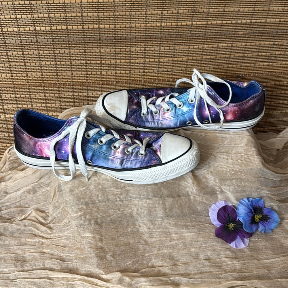 Galaxy Print Converse Sneakers unisex
M-7 W- 9 - Picture 2 of 3